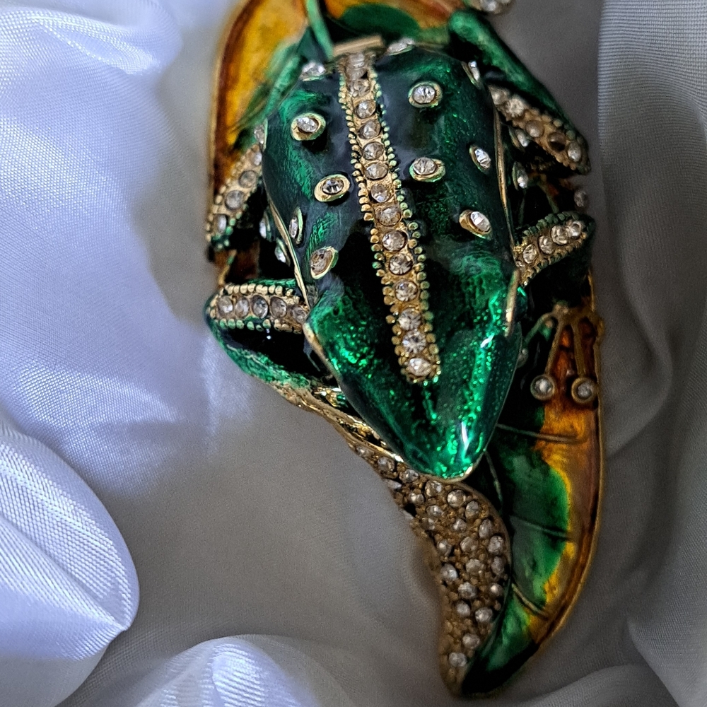 Tschotske Green Frog  with Rhinestones opens to store precious jewelry. New - Picture 3 of 6